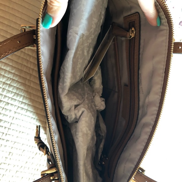 Michael Kors jet set tote-only carried once-price is firm. No dust cloth. - Picture 3 of 7